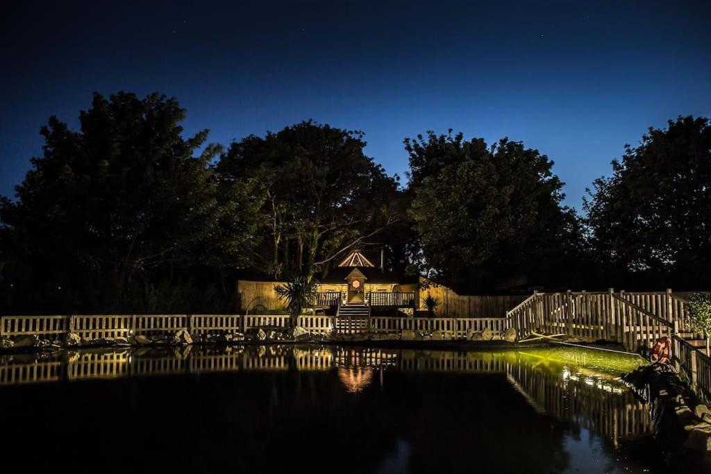 Praze an Beeble Romantic Treehouse With Hot Tub & Bbq Lodge מראה חיצוני תמונה