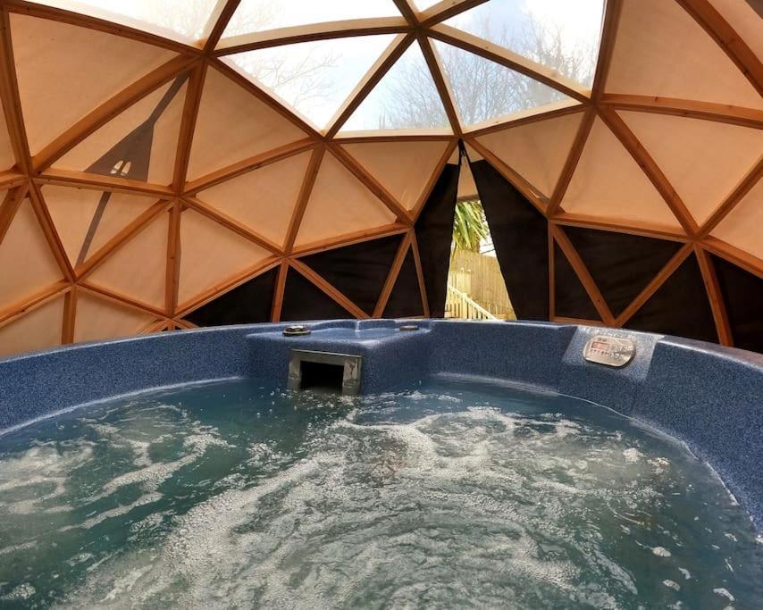 Praze an Beeble Romantic Treehouse With Hot Tub & Bbq Lodge מראה חיצוני תמונה