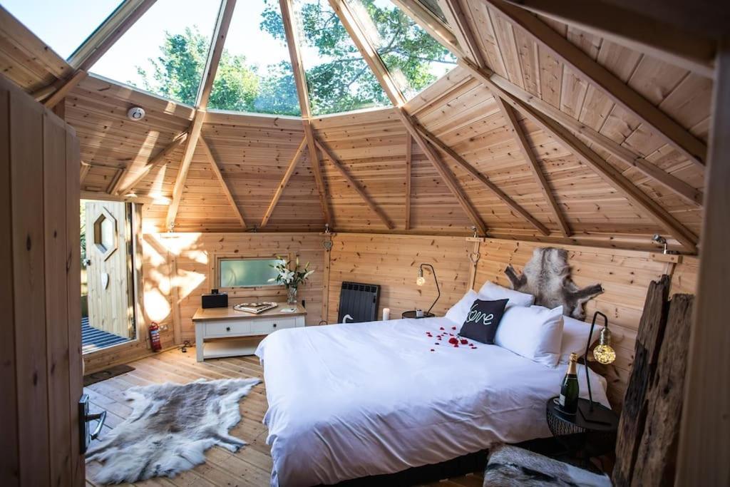 Praze an Beeble Romantic Treehouse With Hot Tub & Bbq Lodge מראה חיצוני תמונה