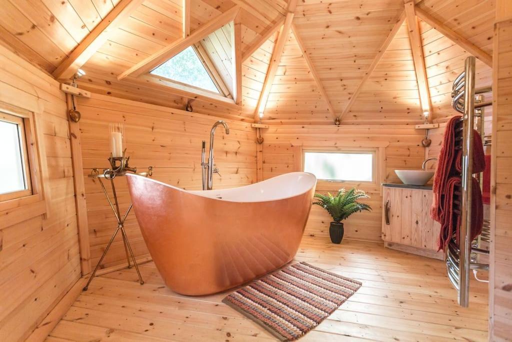 Praze an Beeble Romantic Treehouse With Hot Tub & Bbq Lodge מראה חיצוני תמונה