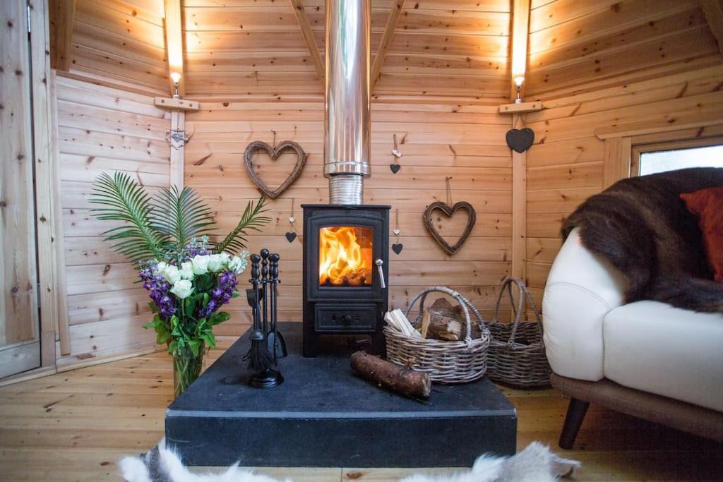 Praze an Beeble Romantic Treehouse With Hot Tub & Bbq Lodge מראה חיצוני תמונה